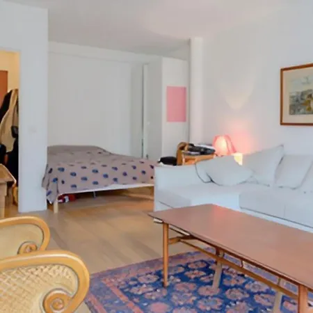Comfortable Cocoon With Balcony Paris