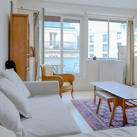 Comfortable Cocoon With Balcony Paris